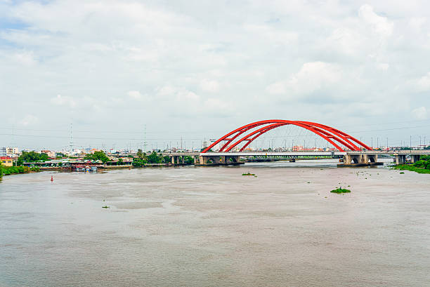 krajobraz z rzeki i czerwony most - railroad crossing bridge river nautical vessel zdjęcia i obrazy z banku zdjęć