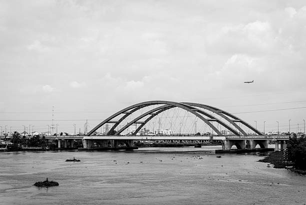 panorama de puente rojo y avión. blanco y negro - railroad crossing bridge river nautical vessel fotografías e imágenes de stock