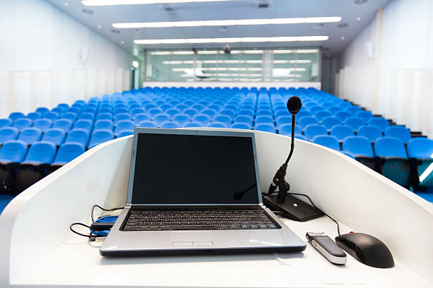 encontram na tribuna, no computador portátil na sala de conferência. - social housing audio imagens e fotografias de stock