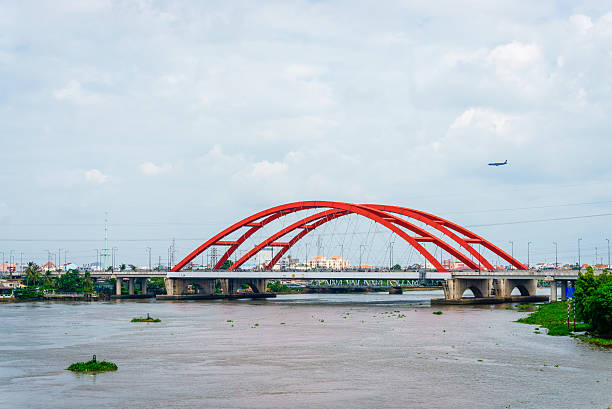 krajobraz z czerwone bridge i. - railroad crossing bridge river nautical vessel zdjęcia i obrazy z banku zdjęć