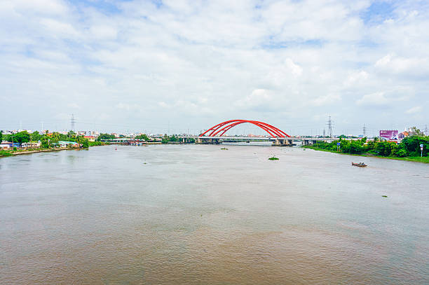 puente del río y rojo - railroad crossing bridge river nautical vessel fotografías e imágenes de stock