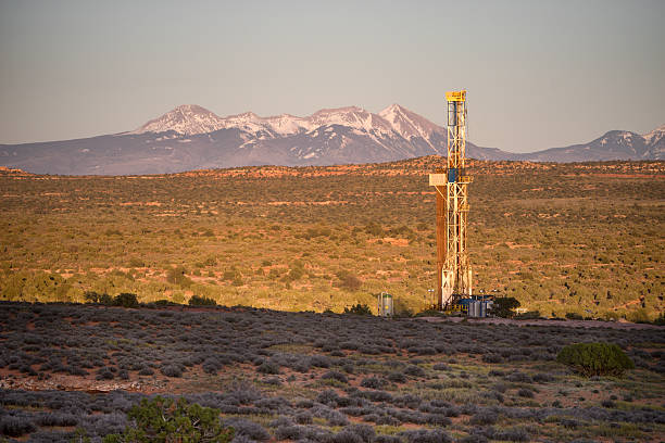 torre perforadora al amanecer - oil rig onshore drilling rig borehole fotografías e imágenes de stock