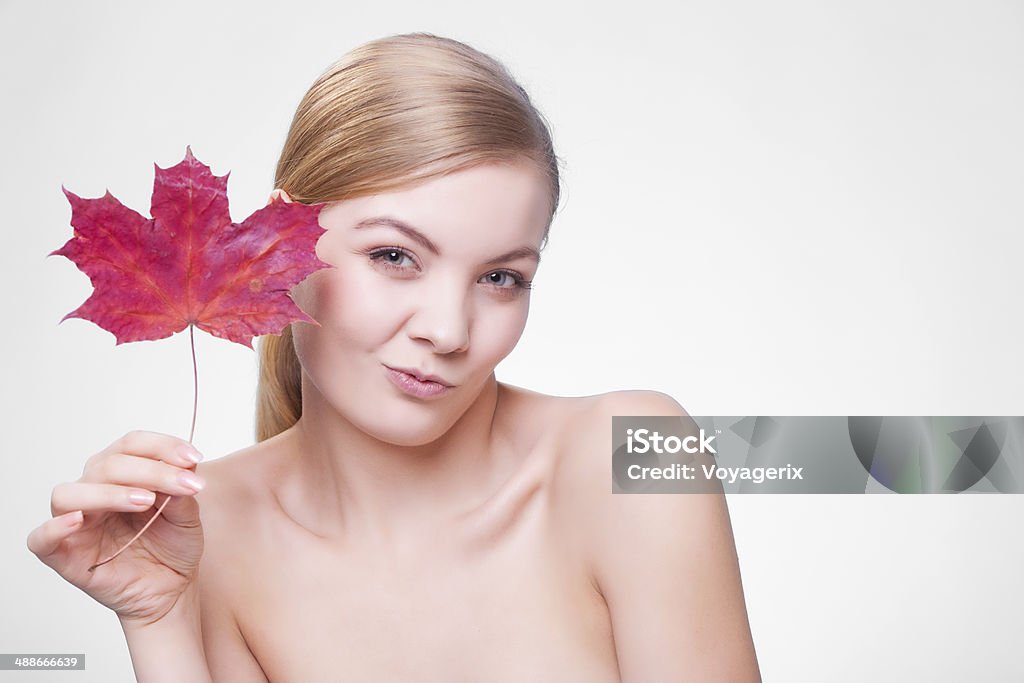 Cuidado de la piel.  Retrato de mujer joven Chica con de hoja roja. - Foto de stock de Adolescencia libre de derechos