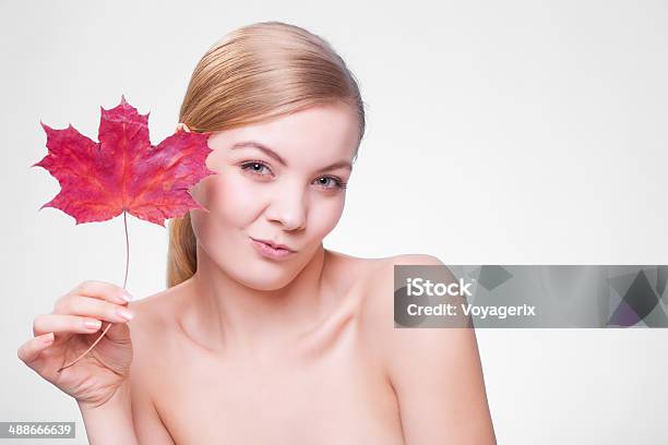 Cuidado De La Piel Retrato De Mujer Joven Chica Con De Hoja Roja Foto de stock y más banco de imágenes de Adolescencia