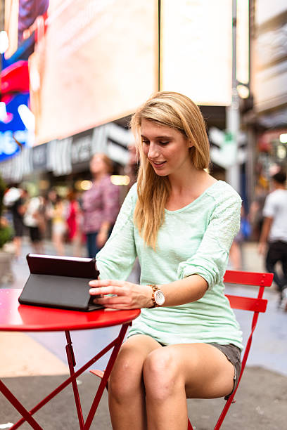 surfen im internet am times square-new york city - digital tablet travel destinations new york state times square stock-fotos und bilder