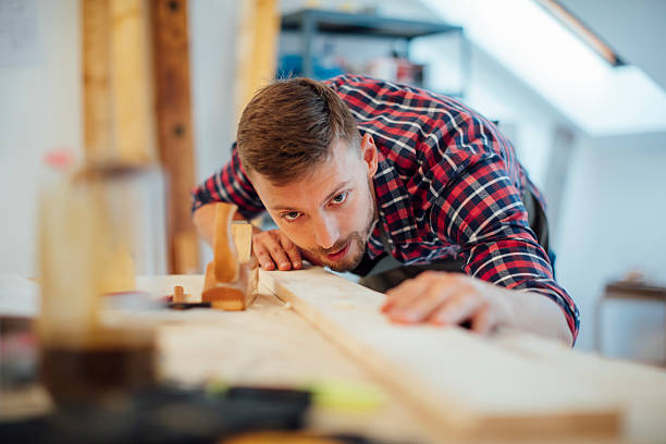 jovem macho carpenter trabalhando em um projeto em seu ateliê. - multi tasking craftsperson work tool men - fotografias e filmes do acervo