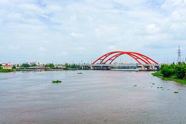 hermoso paisaje de puente rojo - railroad crossing bridge river nautical vessel fotografías e imágenes de stock