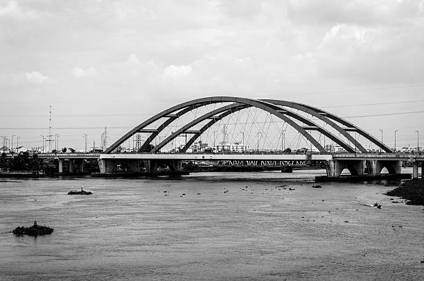 krajobraz z czerwone bridge. czarny i biały - railroad crossing bridge river nautical vessel zdjęcia i obrazy z banku zdjęć