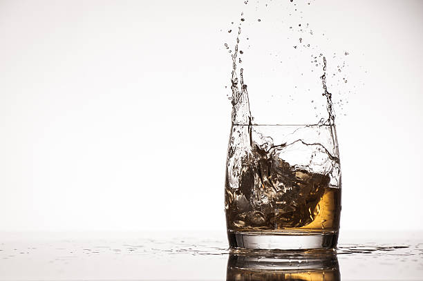 Cтоковое фото Льда, брызги в виски или бренди
