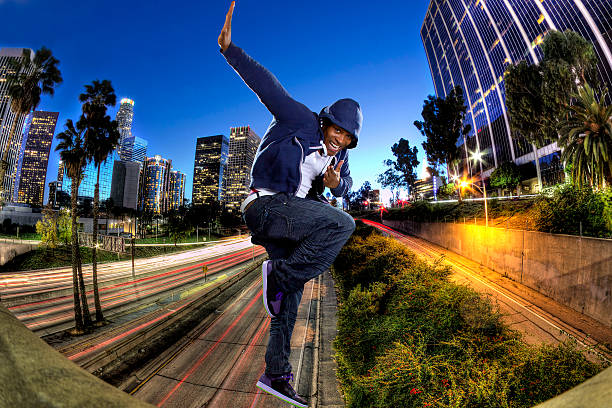 jeunes branchés de los angeles - hip hop hipster afro men photos et images de collection