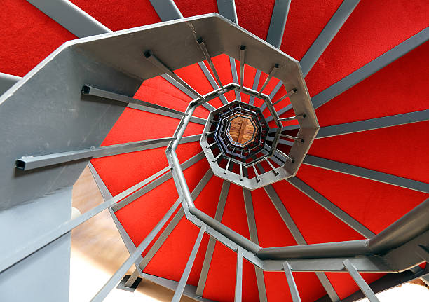 wendeltreppe mit "roter teppich" in einem modernen gebäude - spiral staircase circle steps staircase stock-fotos und bilder