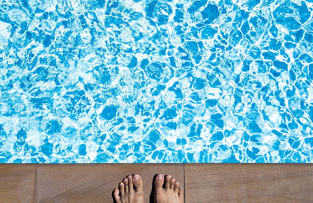 macho cuadrados de pie en la piscina - men refreshment male summer fotografías e imágenes de stock