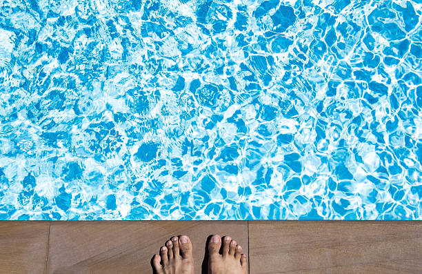 masculinos pés em pé na piscina - men refreshment male summer imagens e fotografias de stock