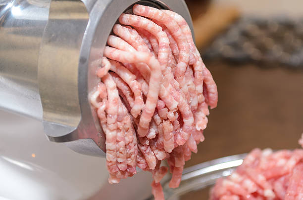 casa máquina de picar carne picada: carne de bovino e de suíno vai - meat grinder ground beef meat imagens e fotografias de stock