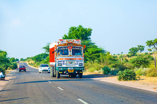 gente viajar en overland autobús en la carretera jodhpur - cargo container metal container rough fotografías e imágenes de stock