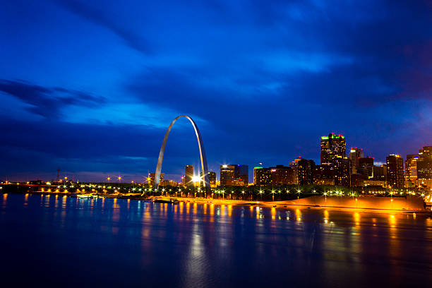 istock Sunset Skyline of Downtown St. Louis 488687197