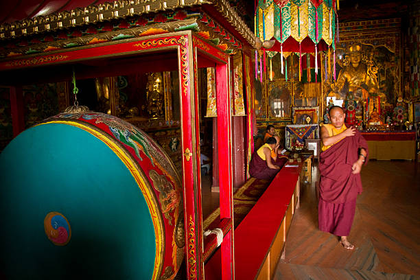 仏教僧の内側にいるボダナート寺院、ネパール、カトマンズ） - monk tibet buddhism china ストックフォトと画像