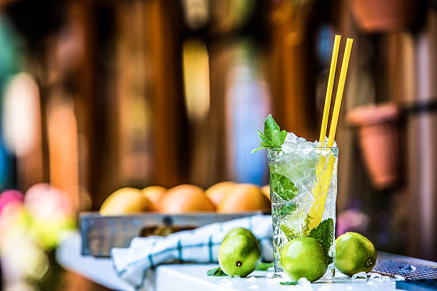 mojito cocktail. coquetel de vidro sobre o balcão do bar ao ar livre - maple leaf green outdoors - fotografias e filmes do acervo