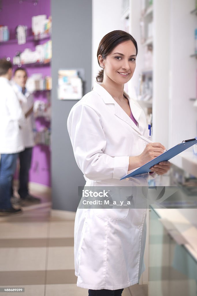 Médico feminino farmacêutico na loja - Foto de stock de Armazém royalty-free