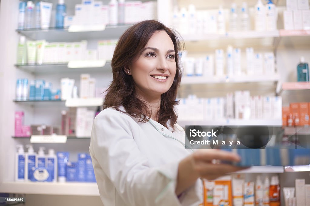 Donna chimico di farmacia in farmacia - Foto stock royalty-free di Adulto