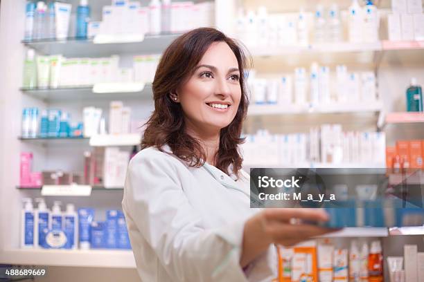 Donna Chimico Di Farmacia In Farmacia - Fotografie stock e altre immagini di Adulto - Adulto, Adulto in età matura, Affari