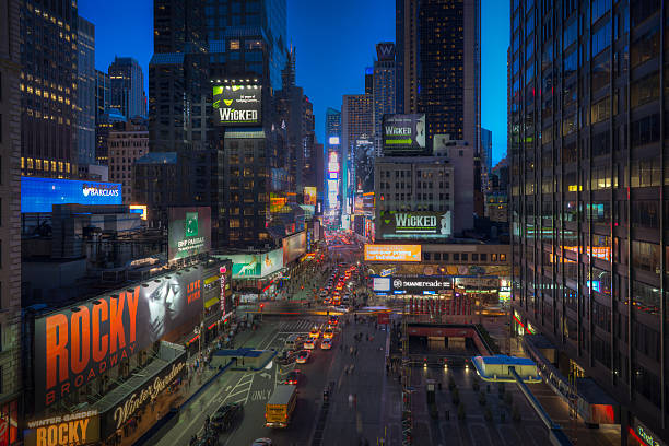 new york city manhattan times square di notte di hdr (high dynamic range) - fusgänger foto e immagini stock