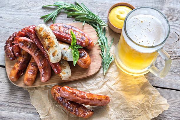 salsicce alla griglia con un bicchiere di birra - drink brown herb heat foto e immagini stock