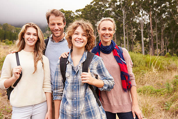 retrato de família feliz ao ar livre em uma floresta - mid teens imagens e fotografias de stock