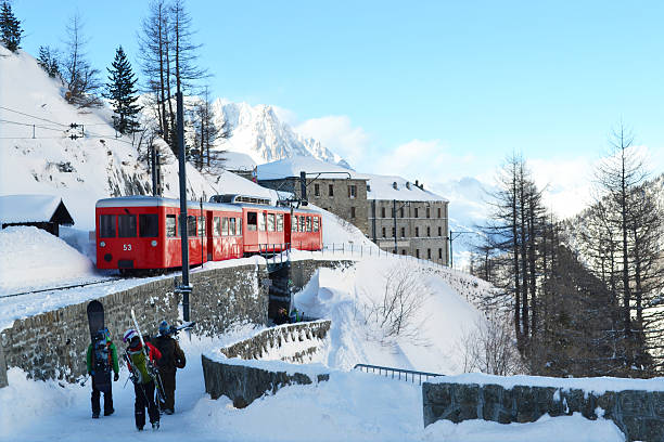 comboio elétrico de chamonix - natural landmark winter season mountain peak imagens e fotografias de stock