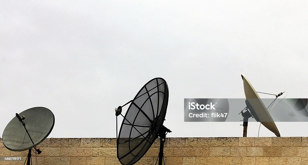 Satélite pratos em um fundo de céu de inverno - Foto de stock de Antena - Equipamento de telecomunicações royalty-free