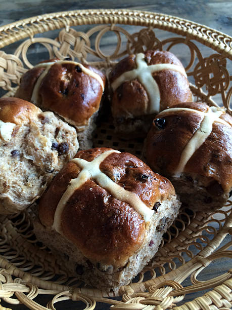istock hot cross buns in round basket 488720005