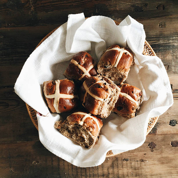 cesta de pão quente cross - bread food basket sweet bun - fotografias e filmes do acervo