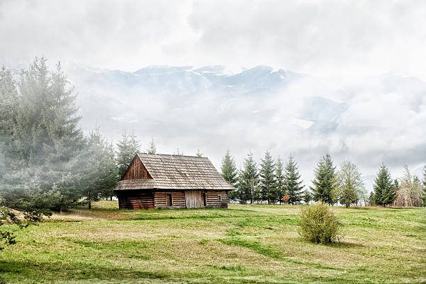 Antiga Casa de Campo em Montanhas - fotografia de stock