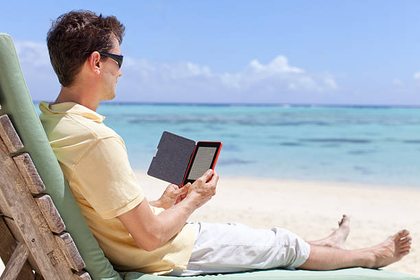 man リーティング - reading beach e reader men ストックフォトと画像