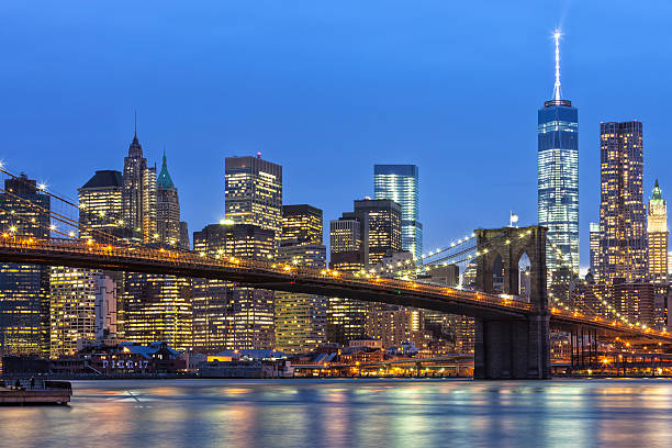 ブルックリン橋とマンハッタンの街並みの夕暮れ - east river riverbank waters edge suspension bridge ストックフォトと画像