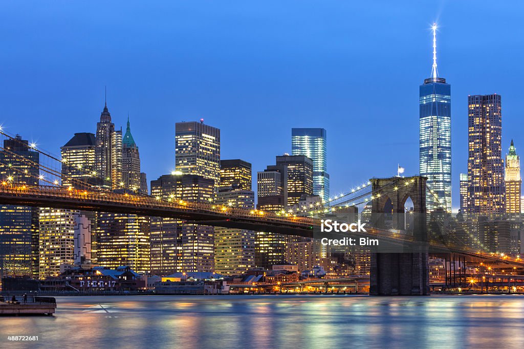 Brooklyn Bridge i Manhattan Skyline w zmierzchu - Zbiór zdjęć royalty-free (Most Brookliński)