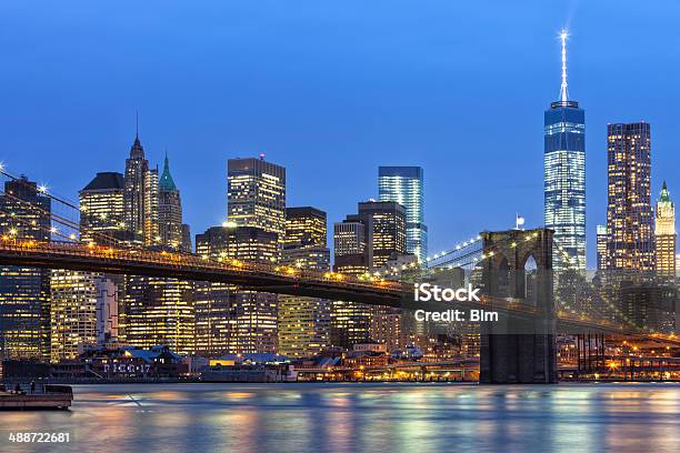 Brooklyn Bridge I Manhattan Skyline W Zmierzchu - zdjęcia stockowe i więcej obrazów Most Brookliński - Most Brookliński, Noc, Zmrok