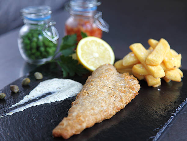 traditionelles fish and chips - fish and chips catch of fish fast food fresh lemons stock-fotos und bilder