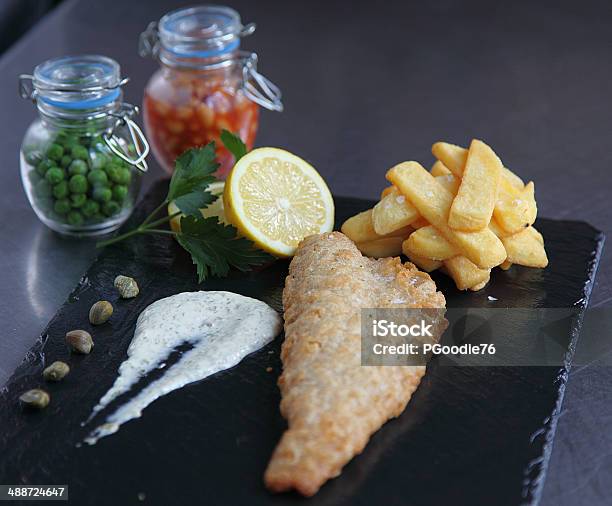 Tradizionale Fish And Chips - Fotografie stock e altre immagini di Alimentazione non salutare - Alimentazione non salutare, Alimento di base, Cibo da asporto
