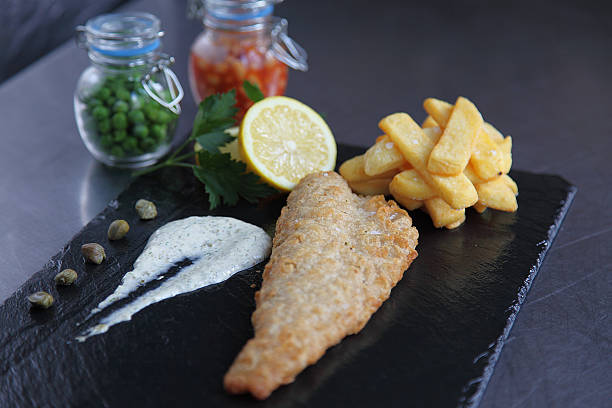 traditionelles fish and chips - fish and chips catch of fish fast food fresh lemons stock-fotos und bilder