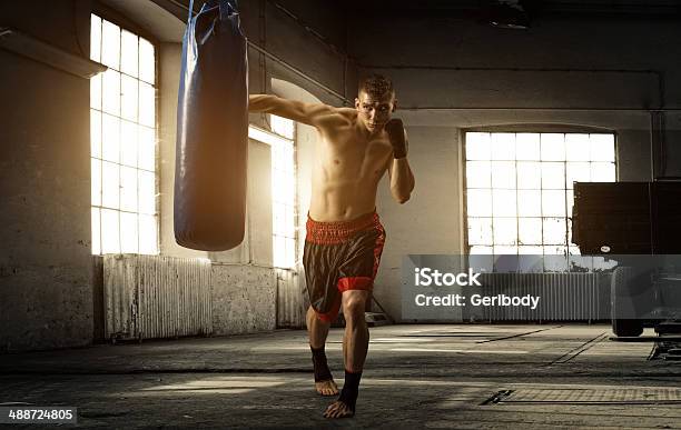 Joven De Boxeo En Un Edificio Antiguo De Ejercicios Foto de stock y más banco de imágenes de Boxeo - Deporte