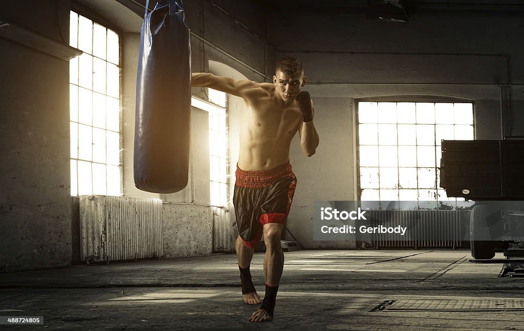 Giovane uomo, allenamento boxe in un vecchio edificio - Foto stock royalty-free di Pugilato - Sport