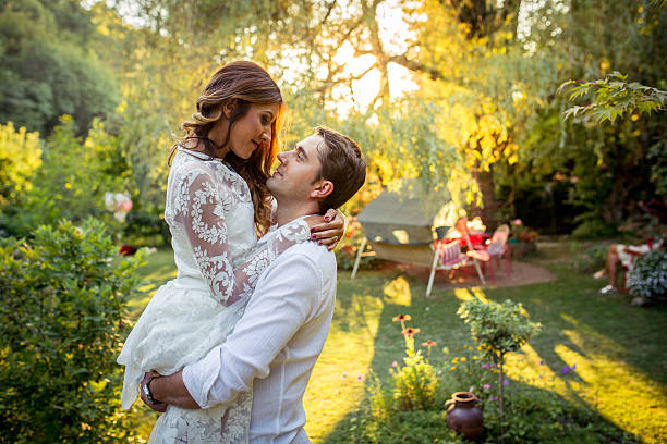 novio agarrando su novia - men groom wedding red fotografías e imágenes de stock