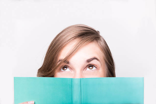 uma foto isolada de uma bela mulher lendo um livro - beautiful caucasian one person romance - fotografias e filmes do acervo