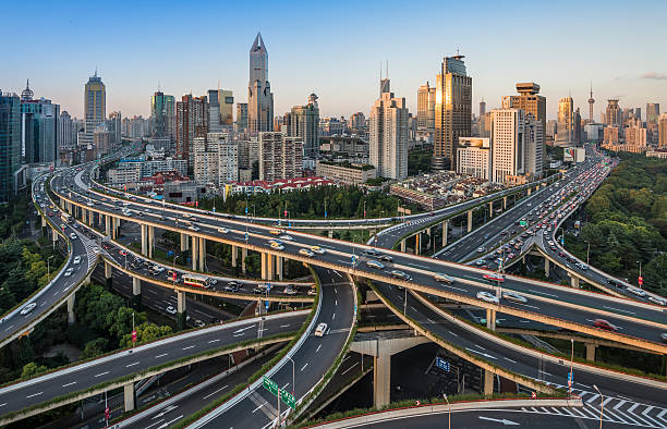 ciudad moderna con la highway interchange - shanghai car speed driving fotografías e imágenes de stock