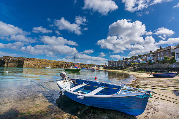 imbarcazioni in porto di pescatori mousehole in cornovaglia - penzance foto e immagini stock