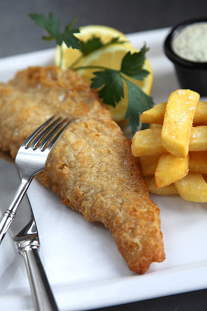 frischer fisch und chips - fish and chips catch of fish fast food fresh lemons stock-fotos und bilder