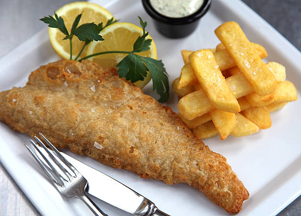 frischer fisch und chips - fish and chips catch of fish fast food fresh lemons stock-fotos und bilder