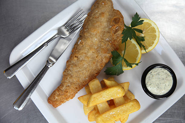 frischer fisch und chips - fish and chips catch of fish fast food fresh lemons stock-fotos und bilder