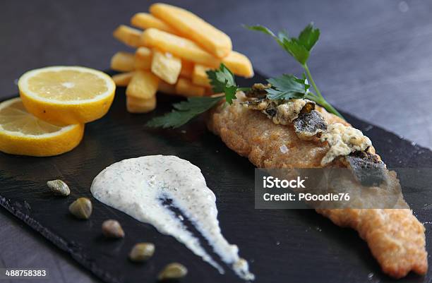 Foto de Peixe Fresco E Batata Chips e mais fotos de stock de Alimentação Não-saudável - Alimentação Não-saudável, Alimento básico, Bacalhau